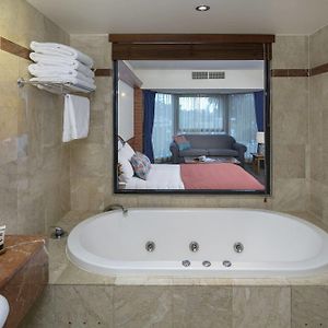 Deluxe Queen Room Spa Bath